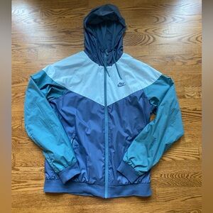 Nike blue and white windbreaker jacket
Size M
Slight wear on string thing
